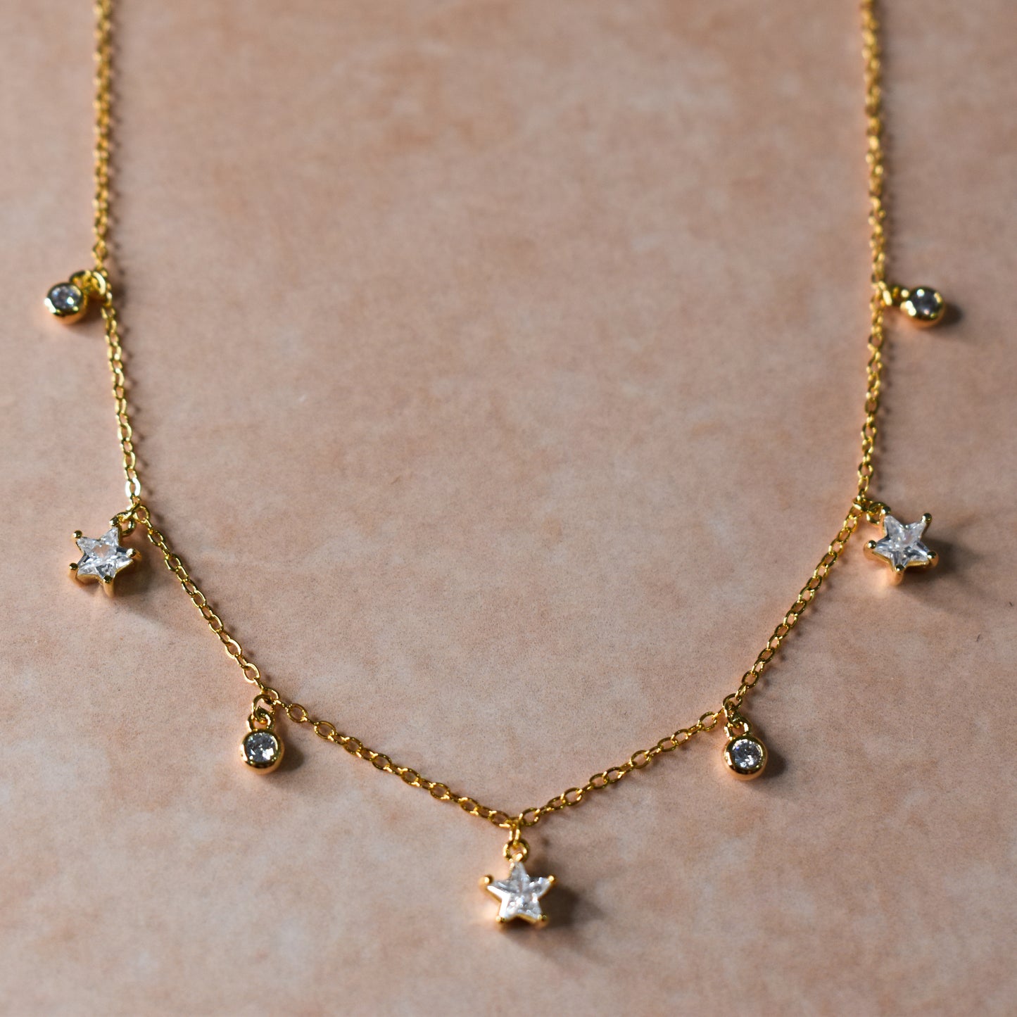 Collar con estrellas y brillos colgantes