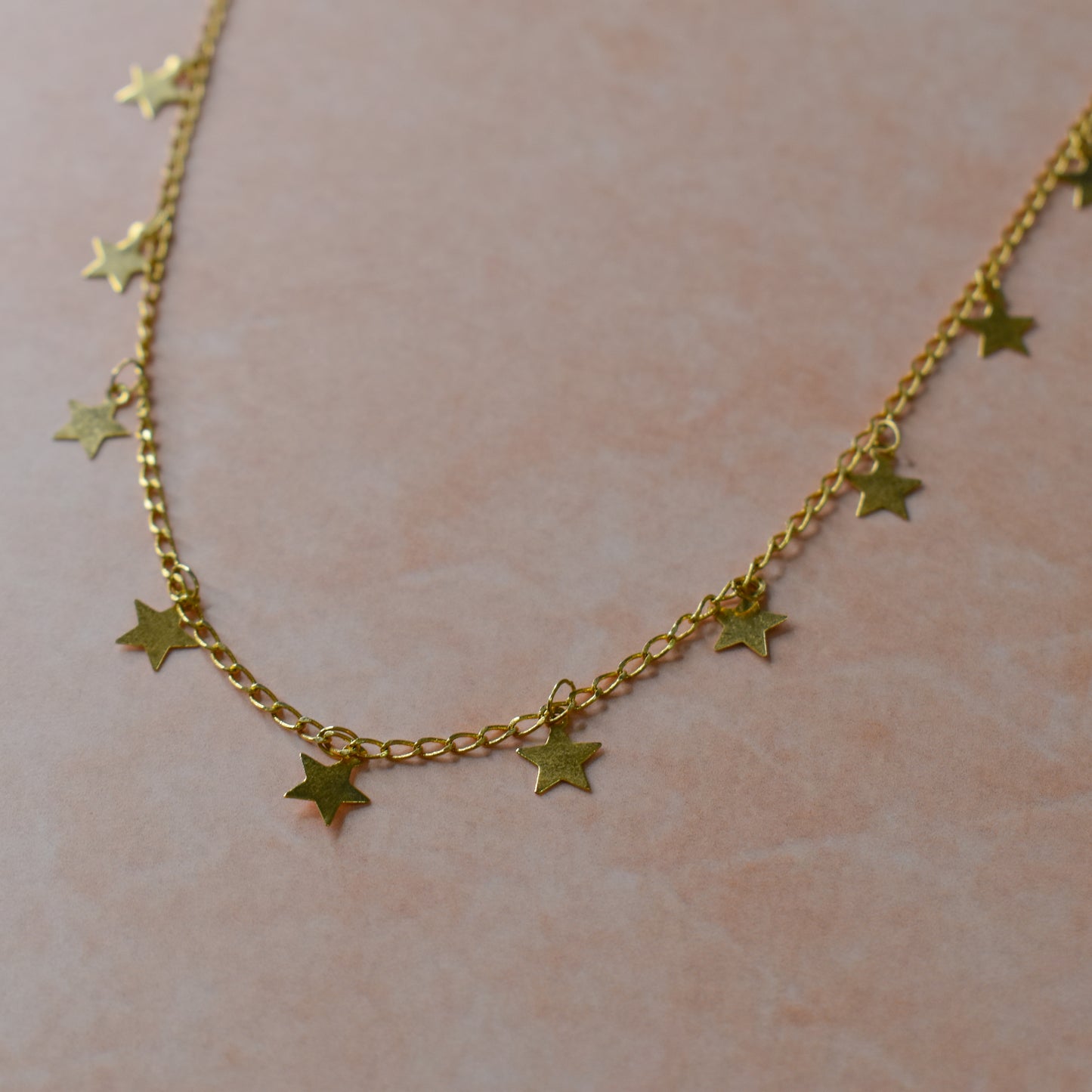 Collar de estrellas colgantes